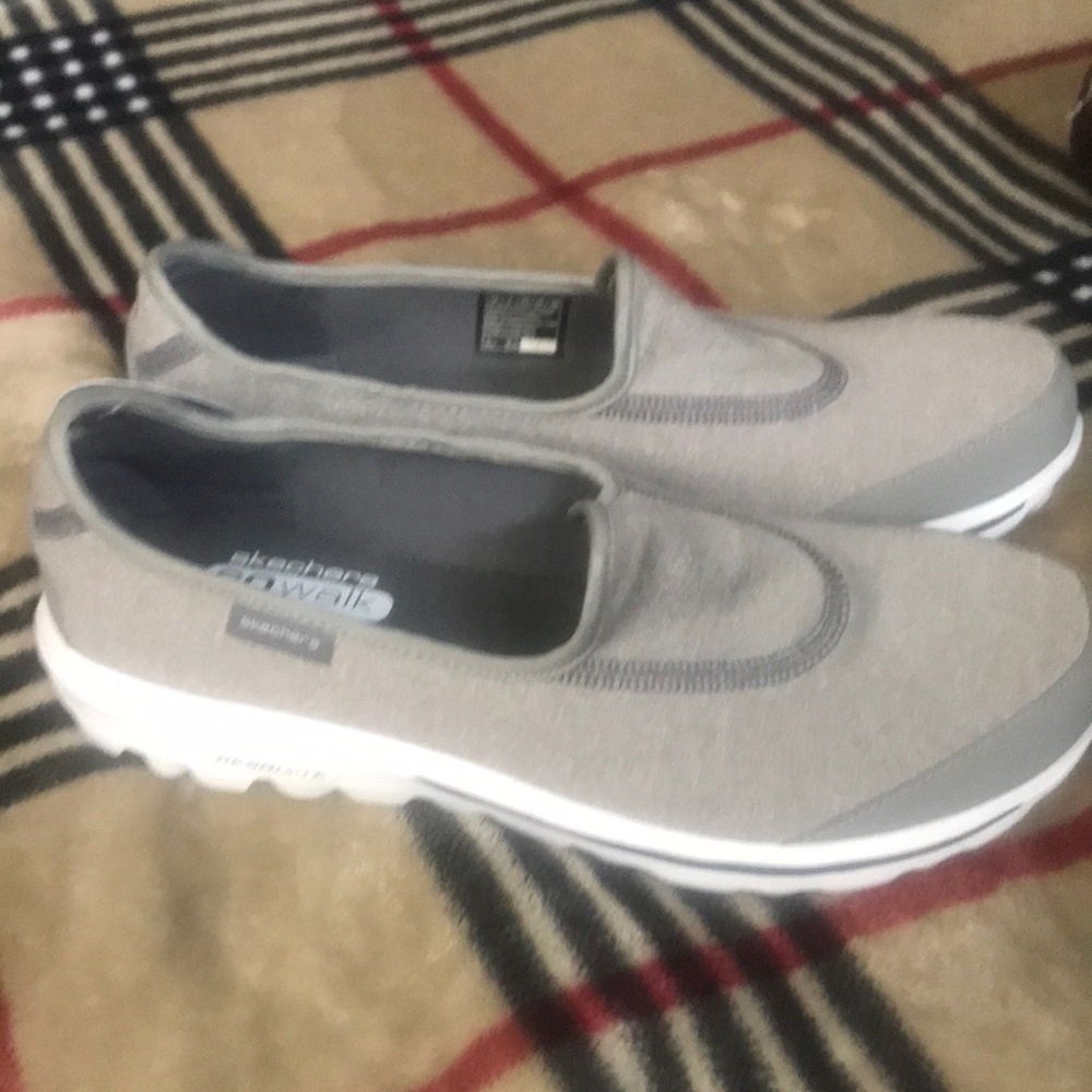 Brand new never worn!! Womens size 10 Gray slip on Sketchers